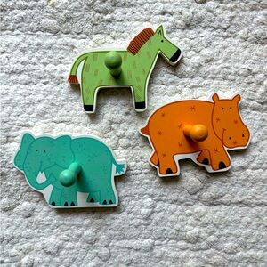 Set of 3 nursery wooden clothing pegs